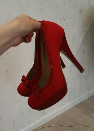 Красивые красные туфли под замш на каблуке4 фото