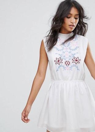 Біле літнє плаття з вишивкою