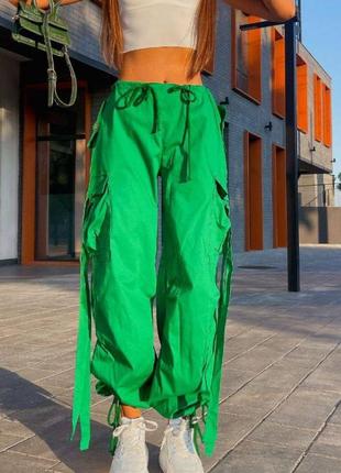 Брюки карго женские зеленый однотонные свободного кроя с карманами качественные стильные трендовые
