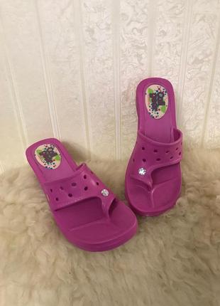 Шлепанцы вьетнамки на танкетке skechers