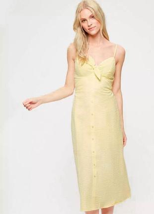 Новое стильное невесомое платье-сарафан фактурной тканью нежно-желтого цвета миди длины на пуговках1 фото