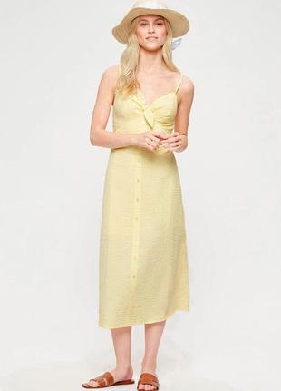 Новое стильное невесомое платье-сарафан фактурной тканью нежно-желтого цвета миди длины на пуговках4 фото
