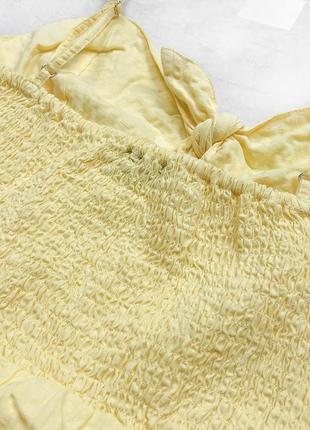 Новое стильное невесомое платье-сарафан фактурной тканью нежно-желтого цвета миди длины на пуговках6 фото