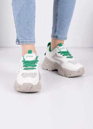 Женские белые кроссовки с зелеными шнурками3 фото