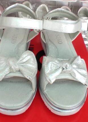 Белые босоножки сандалии для девочки на танкетке с бантиком, липучками5 фото