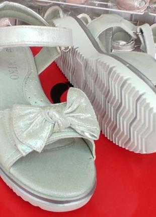 Белые босоножки сандалии для девочки на танкетке с бантиком, липучками7 фото