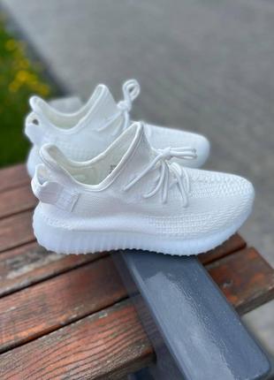 Мужские и женские кроссовки  adidas yeezy boost 350 v2 triple white