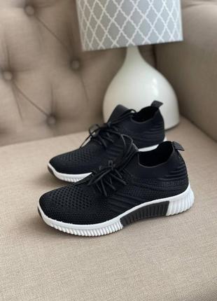 Чорні кросівки з взуттєвого текстилю на шнурівках