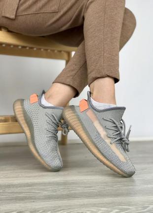 Женские кроссовки  adidas yeezy 350 небренд (рефлективні шнурки) 38