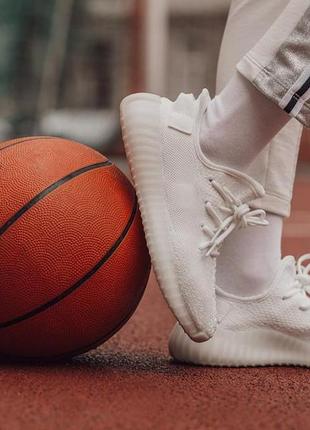 Мужские и женские кроссовки  adidas yeezy boost 350 v2 triple