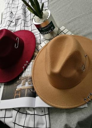Шляпа унисекс фетровая федора с устойчивыми полями и металлическим декором бордовая (марсала)2 фото