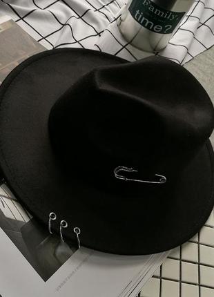 Шляпа унисекс федора с устойчивыми полями и металлическим декором черная1 фото