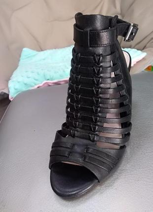 Стильні італійські босоніжки для попелюшки vince camuto