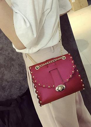 Маленька жіноча сумка з заклепками на ланцюжку червона4 фото