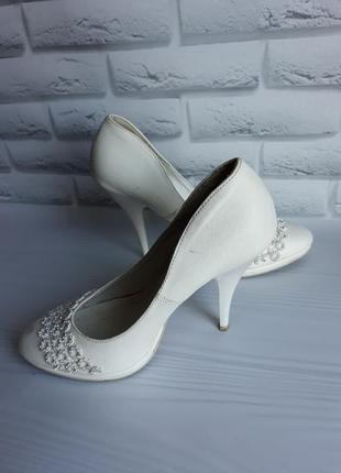 Удобные белые туфли свадебные3 фото