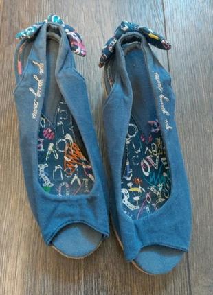 Босоножки на танкетке