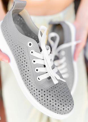 Удобные женские кожаные кеды серого цвета