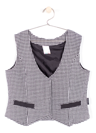 Элегантный фирменный жилет