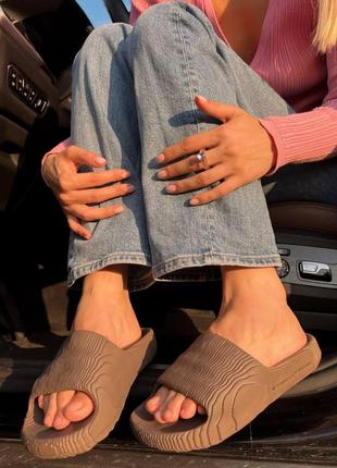 Мужские и женские кроссовки  adidas adilette slide brown7 фото