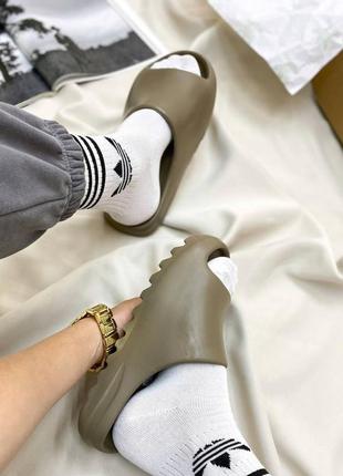 Чоловічі та жіночі кросівки adidas yeezy slide earth brown3 фото