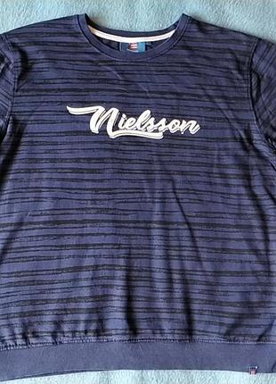 Синяя кофта в черную полосочку