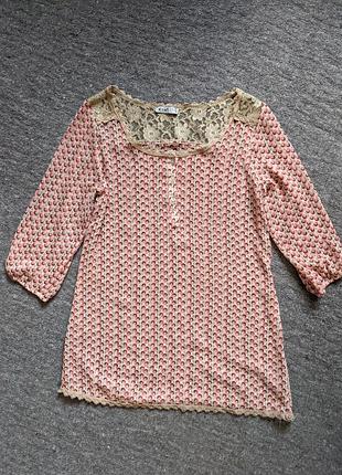 Нежная блузка с кружевом с-м