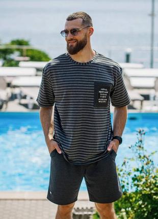 Костюм мужской футболка свободная вырез круглый рукав короткий нашивка экокожа шорты прямые на резинке карманы ткань вискозный кулир+ двунить турция