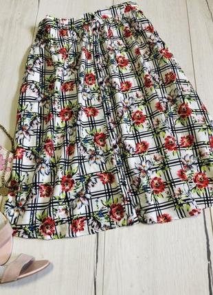Летняя юбка в клетку с яркими цветами на пуговицах спереди1 фото