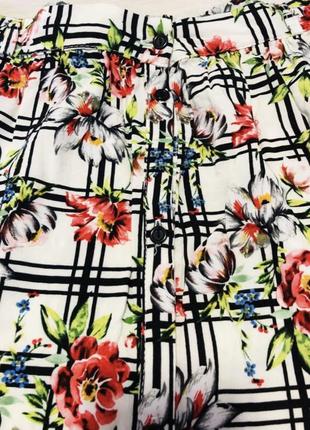 Летняя юбка в клетку с яркими цветами на пуговицах спереди2 фото