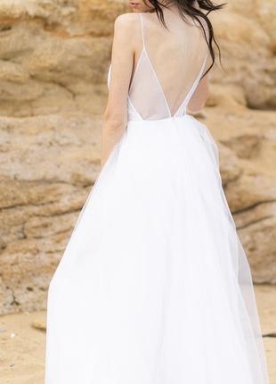 Ніжна весільна сукня з відкритою спинкою і глибоким декольте5 фото