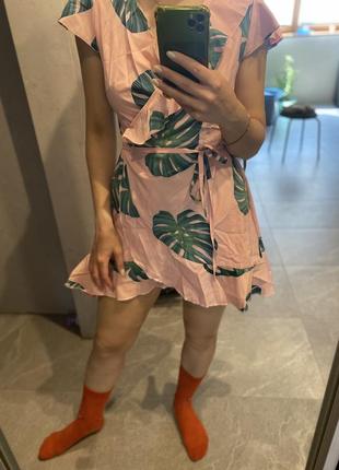 Летнее пляжное платье на запах розовое в цветах