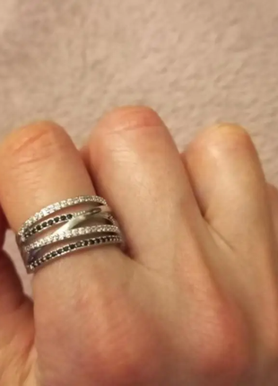 Кольцо женское серебристое с черными и белыми кристаллами код 22775 фото