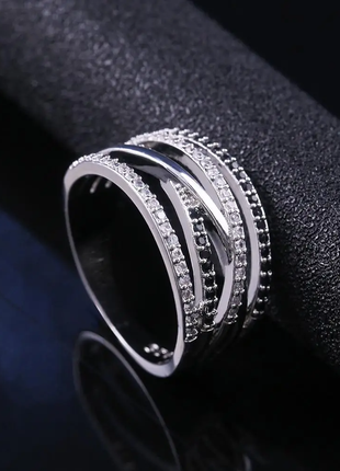 Кольцо женское серебристое с черными и белыми кристаллами код 22772 фото
