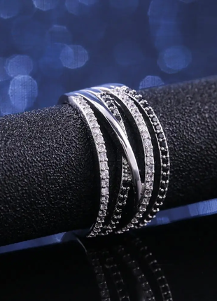 Кольцо женское серебристое с черными и белыми кристаллами код 22774 фото