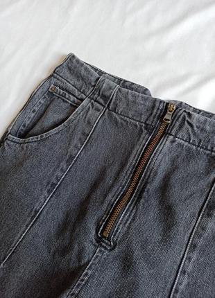 Серые джинсы на высокой посадке3 фото