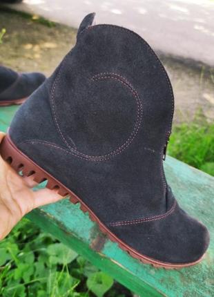 38 разм. think сапоги добротные. замша, внутри текстиль. . длина по внутренней стельке - 25 см., шир