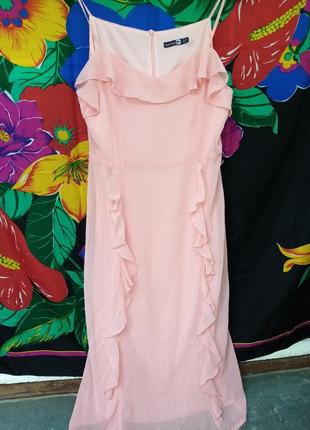 Ніжна, рожева шифонова сукня з вертикальними воланами від boohoo