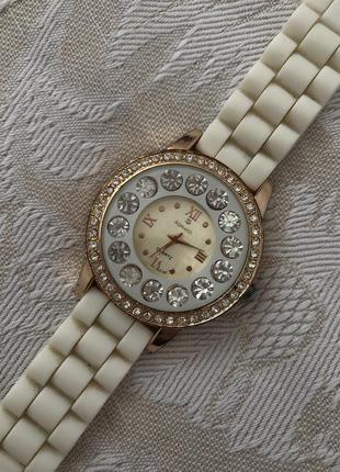 Белые часы с камешками