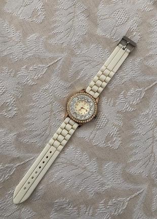 Белые часы с камешками