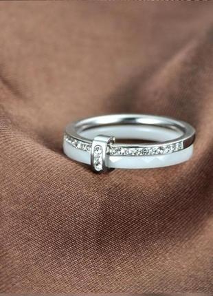 Женское керамическое кольцо с камнями из циркония1 фото