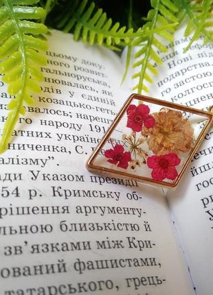 В украинском стиле кулон с цветочками и эпоксидной смолой! авторская работа. упаковка как на подарок