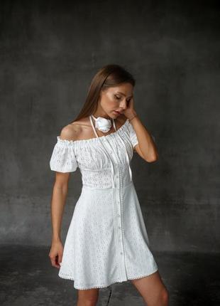Платье женское короткое мини нарядное на пуговицах белое из фактурного стрейчевого трикотажа бренд7 фото