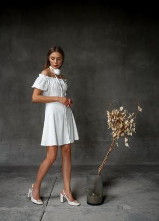 Платье женское короткое мини нарядное на пуговицах белое из фактурного стрейчевого трикотажа бренд6 фото