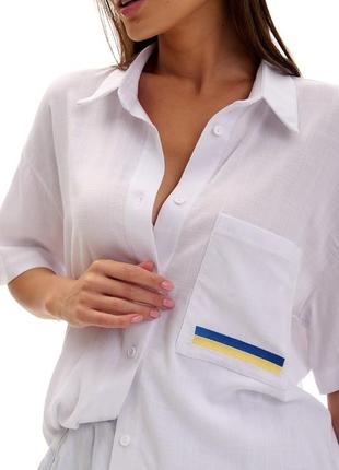 Женская белая рубашка oversize с сине-желтой вышивкой на кармане
код