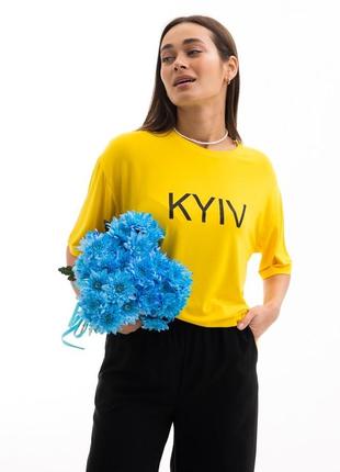 Женская желтая футболка с надписью kyiv4 фото