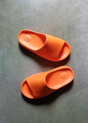 Тапочки adidas yeezy slide “enflame orange”