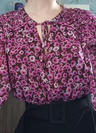 Рожева блуза bershka з рюшами квітковий принт1 фото