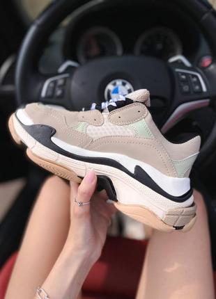 Демисезонные бежевые кроссовки balenciaga triple s v1 beige бежеві жіночі кросівки balenciaga triple s5 фото