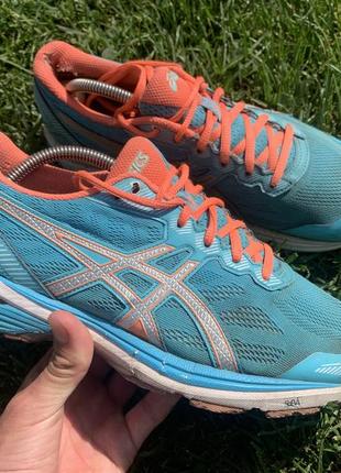 Професіональні бігові кросівки asics