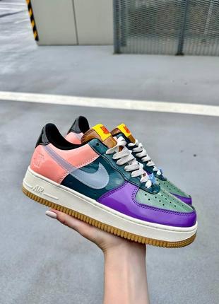 Кросівки жіночі nike air force 1 low x undefeated лаковані різнокольорові кросівки сирентові персикові стильні та яскрава модель